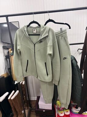PRICE DROP!! NWOT Nike Tech Fleece Set Sage Green Women’s Small